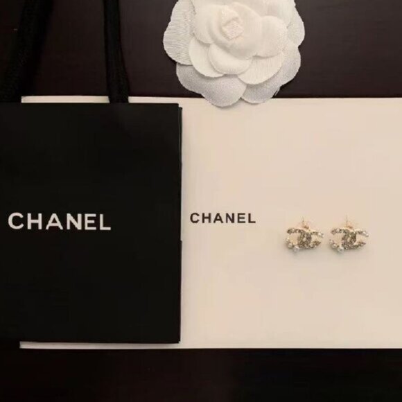CHANEL Faux Pearl & Strass Gold CC Stud Earrings - Picture 4 of 5